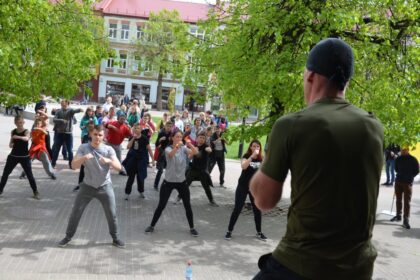 Laimė – į jokius rėmus netelpantis jausmas, tačiau kiekvienam žmogui ją pajausti – labai svarbu. Praėjusiais metais pirmą kartą Lietuvoje atliktas gyvensenos tyrimas atskleidė, kad panevėžiečiai – vieni laimingiausių žmonių – Lietuvos vidurkį lenkia net dešimčia procentų. Tačiau pasitempti yra kur – Aukštaitijos sostinės gyventojai vis dar mieliau laiką leidžia jaukiai įsitaisę ant sofos nei sportuodami ar aktyviai leisdami laisvalaikį, nors galimybių tik daugėja.