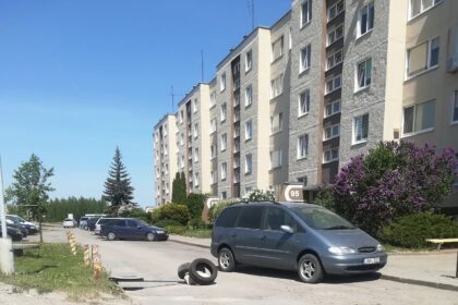 Panevėžyje vieno Kniaudiškių gatvės daugiabučio namo gyventojai pajuto, ką reiškia gyventi tikrai judriame mieste. Jų kiemas jau kurį laiką tapo alternatyva remontuojamai Molainių gatvei. Čia, trumpindami kelią, automobilių vairuotojai pro žmonių langus nevengia prazvimbti ir didesniu greičiu. Savotiška autostrada tapusiame kieme jau apgadinti du automobiliai, kudašių nuo lekiančių prašalaičių vos išnešė ir du pėstieji. Šeimininkai savo saugumą ėmė gelbėti padangų barikadomis.