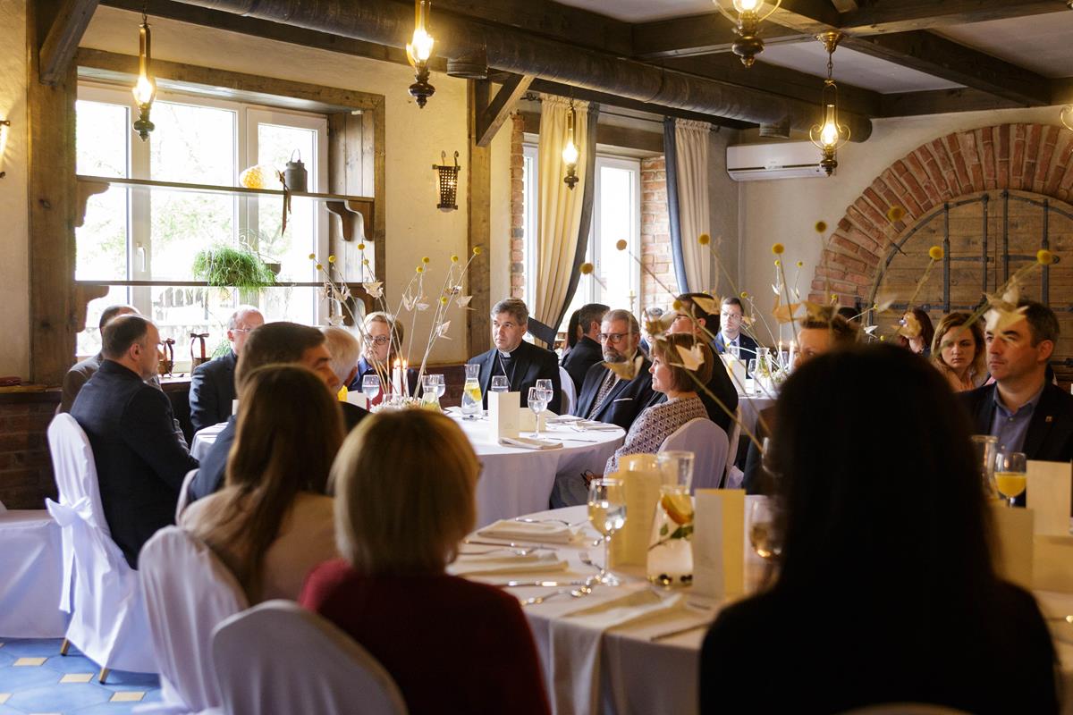 Jau penktą kartą Panevėžio meras Rytis Mykolas Račkauskas prie pusryčių stalo bendrai maldai pakvietė dvasininkus bei politikos, kultūros, verslo, švietimo ir kitų sričių atstovus. Vienas svarbiausių praėjusių metų Lietuvos įvykių – popiežiaus Pranciškaus vizitas – tapo gilių apmąstymų ir diskusijų šerdimi.