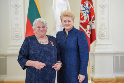 Lietuvos Respublikos Prezidentė Dalia Grybauskaitė artėjančios Motinos dienos proga pasveikino daugiavaikes motinas ir įteikė ordino „Už nuopelnus Lietuvai“ medalius.