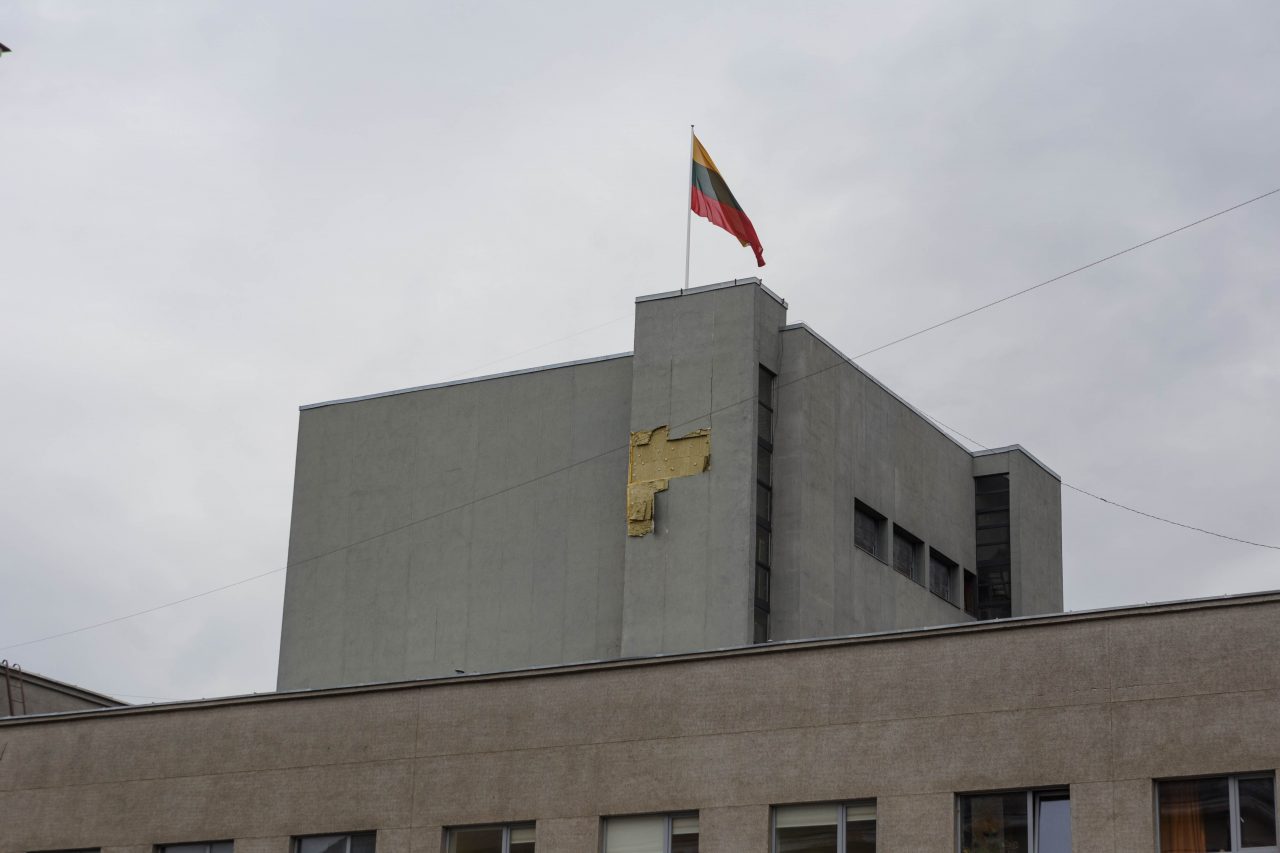 Šiomis dienomis nuo J. Miltinio dramos teatro bokšto nukrito nemenkas gabalas dekoratyvinio tinko. Sunerimę gyventojai apie tai informavo ir miesto Savivaldybę. Teatro direktorius Leonas Blėdis sako suprantantis žmonių nerimą, kad kokia atplaiša nenukristų ant galvos, ir patikino, kad situacija žinoma.