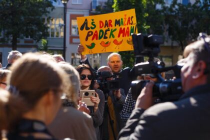 Į Panevėžį paaiškinti situacijos dėl aikštėje jos atrinktų kirsti medžių atvykusi mokslininkė neslėpė, jog netikėta buvo protestuotojų gretose išvysti Žaliųjų partijos atstovus.