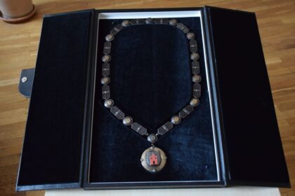 Dabartinė merų ir vicemerų atlyginimų skaičiavimo tvarka prieštarauja Konstitucijai. Paskelbus tokį Konstitucinio Teismo verdiktą, teks ieškoti naujų kriterijų miestų bei rajonų vadovų algoms nustatyti.