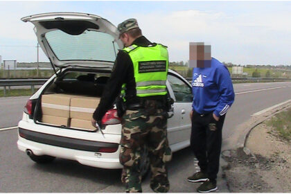 Tarp Panevėžio ir Šiaulių sustabdytame automobilyje „Peugeot 206“ pasieniečiai aptiko 2,5 tūkst. pakelių nelegalių rūkalų. Teisėsaugai gerai žinomas mašiną vairavęs šiaulietis už neteisėtą akcizinių prekių gabenimą teismo jau buvo baustas prieš savaitę, bet išvadų nepadarė. Beje, vyrui atimta teisė vairuoti.