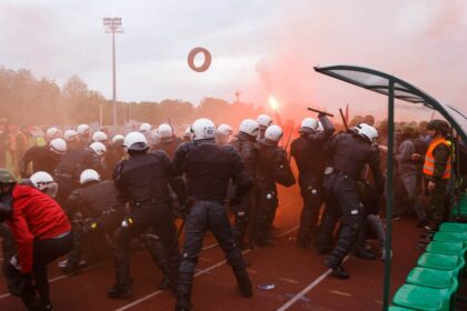 Penktadienio rytą sustiprintos policijos pareigūnų ir kitų tarnybų pajėgos skubėjo į „Aukštaitijos“ stadione prasidėjusias futbolo sirgalių riaušes. Čia mokymuose, inscenizuodami galimą situaciją, susirėmė Karaliaus Mindaugo husarų bataliono kariai ir Panevėžio apskrities VPK pareigūnai.