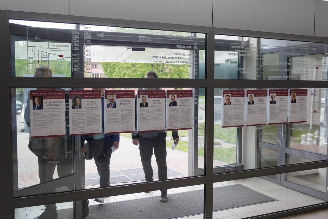 Prezidento rinkimų pirmasis turas Panevėžio mieste ir rajone kiek sumaišė politines kortas. Savivaldos rinkimuose konservatoriams atsukę nugarą, panevėžiečiai prezidento rinkimuose labiausiai palaikė TS-LKD kandidatę I. Šimonytę. Panevėžio rajone labai panaši situacija – čia jau ne pirmą dešimtį metų valstiečiai neturi konkurencijos, tačiau jų pasiūlyto kandidato S. Skvernelio žmonės nepalaikė – daugiausia balsų atidavė G. Nausėdai.