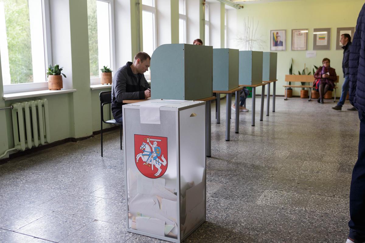 Pirmąją išankstinio balsavimo dieną savo valią prezidento rinkimų antrajame ture bei Europos Parlamento rinkimuose pareiškė tūkstančiu daugiau rinkėjų nei per pirmąjį turą prieš dvi savaites.