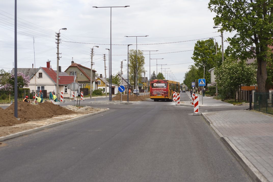 Iš pagrindų atnaujinta Pušaloto gatve jau nuo praėjusios savaitės pabaigos vėl rieda automobiliai. Tik vietos gyventojų džiaugsmą dėl taip ilgai lauktos rekonstrukcijos aptemdė kiek netikėtos „dovanos“ – ne vienas sulaukė baudos už neleistinai pasistatytą transporto priemonę.
