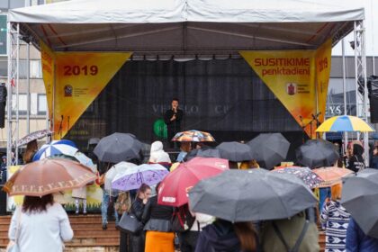 Ne tik panevėžiečiai, bet ir miesto svečiai puikiai žino, jog vasaros penktadieniais Aukštaitijos sostinėje karaliauja pramogos. Vakar miesto širdyje – Laisvės aikštėje – prasidėjo visą vasarą truksiantis renginių maratonas „Susitikime penktadienį“.