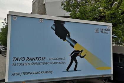 Vakar Panevėžyje atidarytas „Teisingumo kambarys“. Visą savaitę Laisvės aikštėje priešais Panevėžio apylinkės teismą ir Savivaldybę bus galima išmėginti teisėjo kėdę – išspręsti bylą.