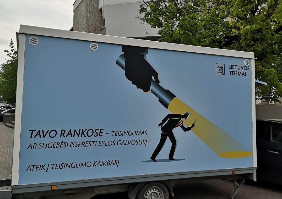 Vakar Panevėžyje atidarytas „Teisingumo kambarys“. Visą savaitę Laisvės aikštėje priešais Panevėžio apylinkės teismą ir Savivaldybę bus galima išmėginti teisėjo kėdę – išspręsti bylą.