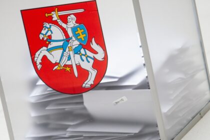 Šalies savivaldybėse pirmadienį prasidėjo balsavimas iš anksto prezidento rinkimų antrajame ture ir Europos Parlamento rinkimuose.