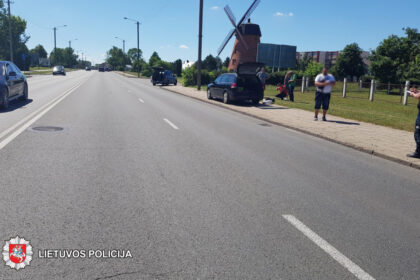 2019-06-22 11.13 val., Panevėžyje, J. Basanavičiaus g., apgadintas automobilis „Opel“.
