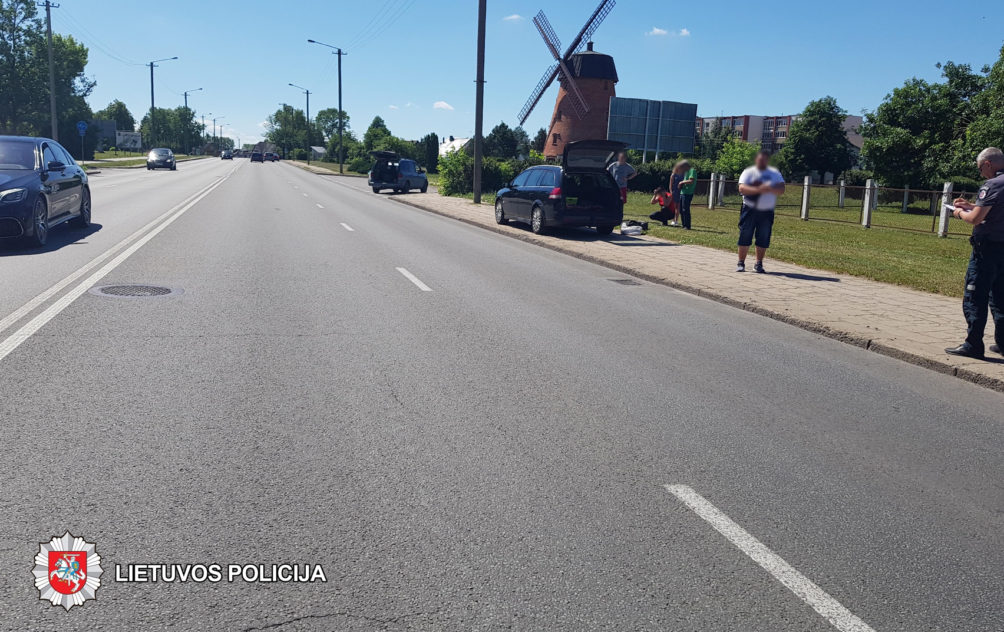 2019-06-22 11.13 val., Panevėžyje, J. Basanavičiaus g., apgadintas automobilis „Opel“.