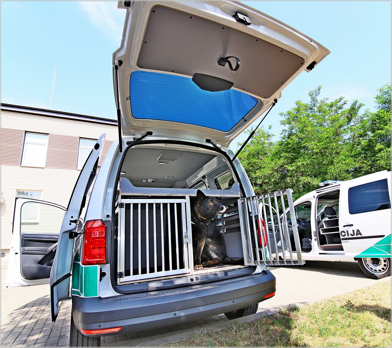 Keturi nauji tarnybiniai automobiliai pasiekė policijos kinologus ir jų keturkojus bičiulius.