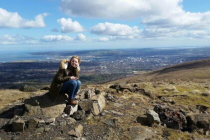 Panevėžyje gimusi ir augusi 26-erių Greta Miknytė baigusi Juozo Balčikonio gimnaziją troško pažinti pasaulį ir patirti neišdildomų nuotykių. Toli leistis neteko – didžioji avantiūra ją aplankė nedideliame Airijos miestelyje. Ten Greta baigė mokslus, užsitarnavo airių palankumą ir geras darbo sąlygas, tačiau širdis vis tiek šaukė grįžti ten, kur ramybė – į Lietuvą.