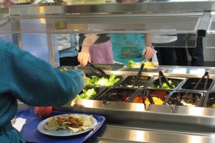 Sveikatos apsaugos ministerija (SAM) kartu su Lietuvos restoranų vyriausiųjų virėjų ir konditerių asociacija (LRVVKA), vienijančia virtuvės šefus ir kitus maisto gamybos profesionalus, pristatė patiekalus, pagamintus pagal atnaujintus receptus. Šiais ir dauguma kitų receptų bei gamybos aprašymų nemokamai gali naudotis visos mūsų šalies ugdymo ir gydymo įstaigos, taip užtikrindamos sveiką ir skanią vaikų bei pacientų mitybą.