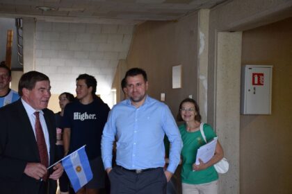 Baimindamiesi karo grėsmės ir ieškodami saugaus prieglobsčio, nemažai lietuvių bėgo į Argentiną. Trečiosios kartos lietuvio Chuano Ignasijaus Furmento Kalvelio proseneliai gyvenimą nusprendė kurti Buenos Airių provincijoje, Beriso mieste. Čia savo laimę suradęs ir Chuanas, bet net ir būdamas už tūkstančių kilometrų nuo Lietuvos nepamiršta savo šaknų.