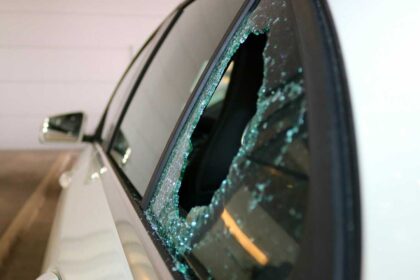 Po trumpiausios metų nakties panevėžietis savo automobilį gatvėje rado gerokai apgadintą.