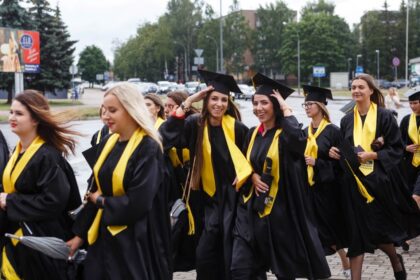 Prapliupęs lietus nesugadino Panevėžio kolegijos diplomų įteikimo šventės. Mantijomis pasipuošusių absolventų eisena nusidriekė per miestą: nuo Laisvės aikštės Klaipėdos ir Nemuno gatvėmis iki arenos.