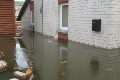 Paradoksali situacija Panevėžio rajone. Prieš devynerius metus nuo didžiulio potvynio nukentėjusios sodininkų bendrijos kategoriškai pasipriešino rajono Savivaldybės planui už daugiau nei milijoną eurų pastatyti nuo ištvinusios Lėvens upės stichijos jų sklypus turintį apsaugoti pylimą.