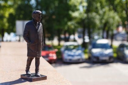 Teatro ir kino garsenybei, sulaukdavusiai kvietimų kurti ir gyventi Rusijoje, net Amerikoje, bet Panevėžio neiškeitusiai į pasaulio platybes, aktoriui Donatui Banioniui Aukštaitijos sostinėje planuojama statyti paminklą. Vieno ryškiausių Lietuvoje menininko atminimo įamžinimu rūpinasi D. Banionio fondą įkūrę aktoriaus artimieji. Panevėžio savivaldybė teigia galinti prisidėti architektūriniais sprendimais.