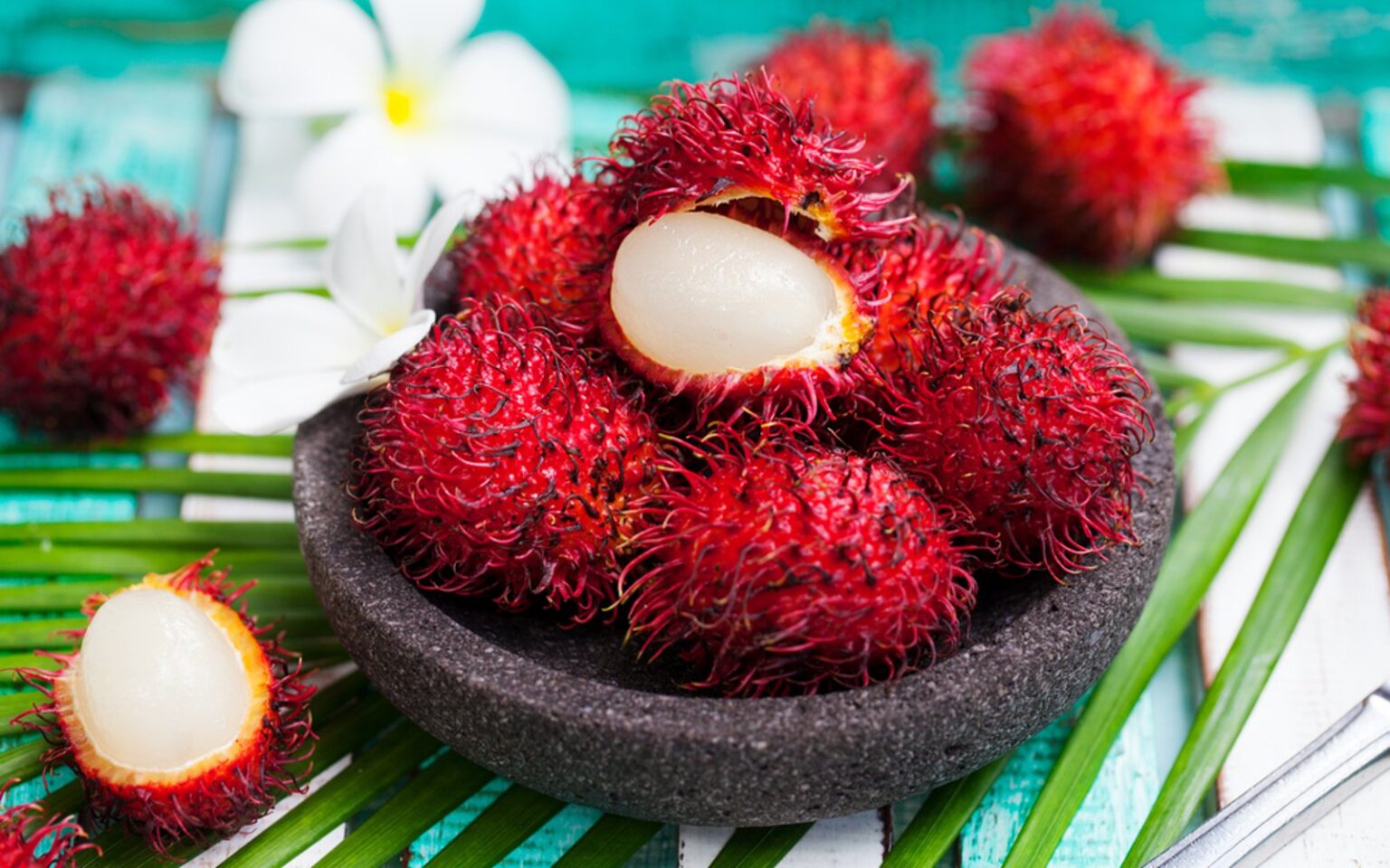 Šiandien mes jau pamiršome tuos laikus, kai pačiu didžiausiu vaisiniu delikatesu ant stalo buvo bananai, mandarinai ir, jeigu leido kišenė, ananasas.