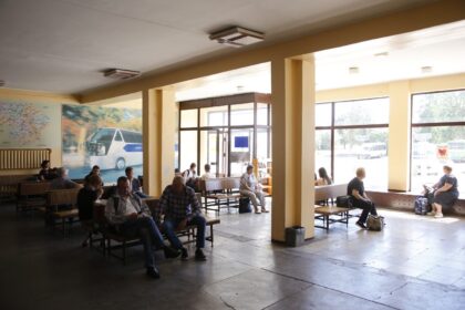 Panevėžio autobusų stoties rekonstrukcija – neabejotinai karščiausia pastarojo dešimtmečio tema diskutuojant miesto tvarkymo klausimais. Visgi net aptriušusios stoties vaizdas vyresnio amžiaus panevėžietei nublanko prieš tai, ką išvydo jos viduje.