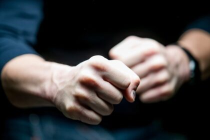 Nežinia, ar veikia pilnatis, ar karštis, bet šeštadienį policijos pareigūnai turėjo kaip niekad daug darbo. Teko raminti ne tik besimušančius sugyventinius, sutuoktinius, bet ir nepažįstamuosius.