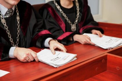 Teismas patenkino Panevėžio apygardos prokuratūros Viešojo intereso gynimo skyriaus prokuroro civilinį ieškinį ir pripažino negaliojančiais sandorius, kuriais garbaus amžiaus panevėžietė savo turtą perleido vienam labdaros ir paramos fondui bei jo vadovams. Testamentą vieno jų naudai serganti ir savo veiksmų negalėjusi suprasti moteris surašė netrukus po pažinties, o netekusi nekilnojamojo turto atsidūrė globos namuose.