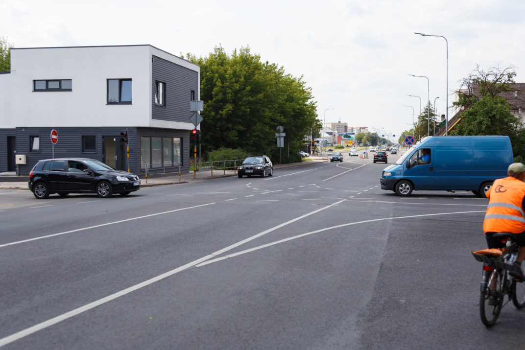 Panevėžio gatvėse – nauji iššūkiai. Kad greičiau pasiektų pietinę miesto dalį, vengę Nemuno gatvėje sankryžų su išmaniaisiais šviesoforais ir kelią trumpindavę per centrą, dabar vairuotojai turi susitaikyti, jog dėl pokyčių Klaipėdos ir Tulpių gatvių sankryžoje ir čia teks pastoviniuoti. Nors išmaniojo šviesoforo šioje vietoje nėra, bet transporto spūstys, ypač piko valandomis, tapo neišvengiamos dėl naujo gatvių ženklinimo.