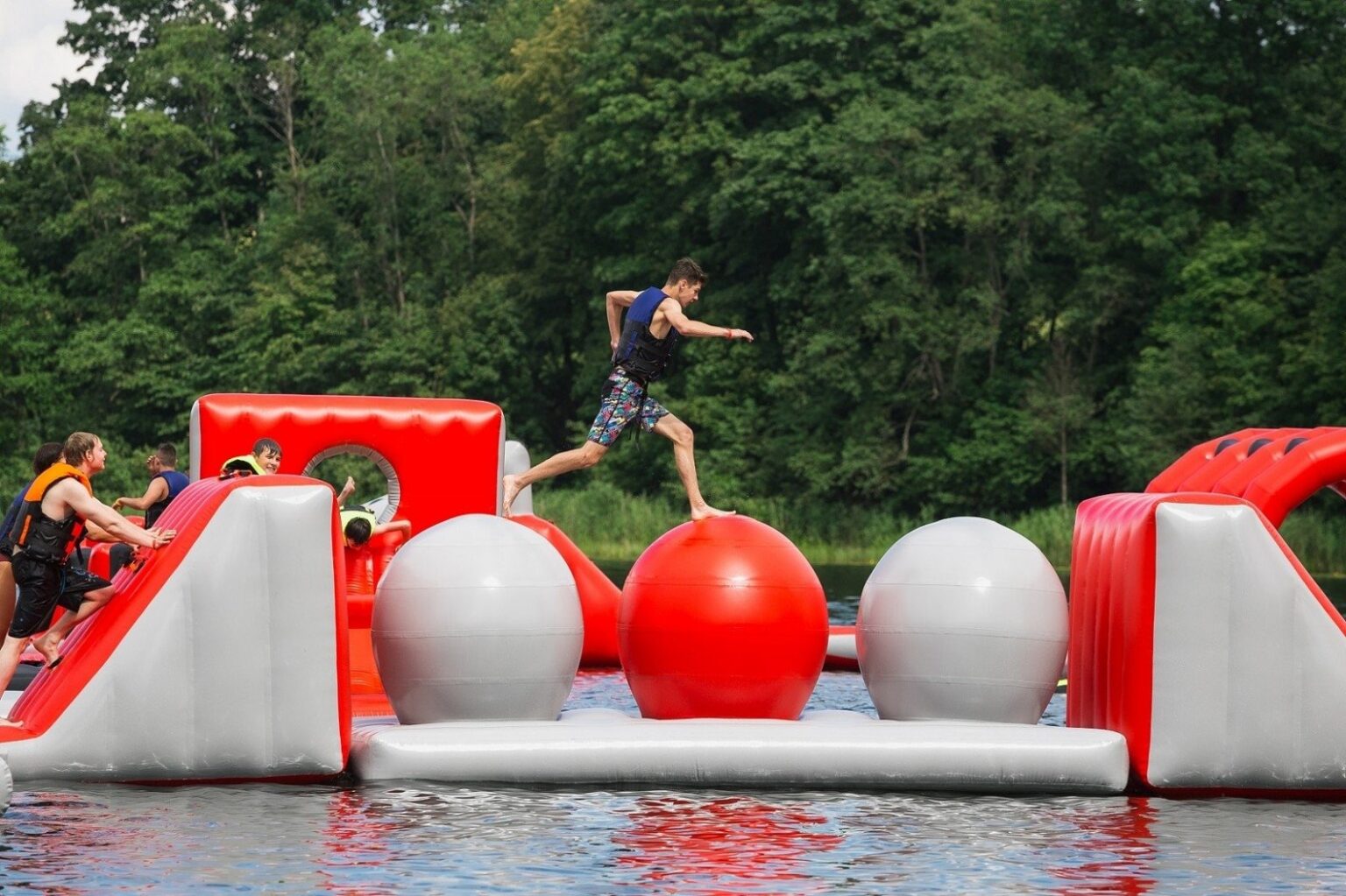 Jau greitai „Ekrano“ tvenkinio teritorijoje bus įrengtas batutų parkas.