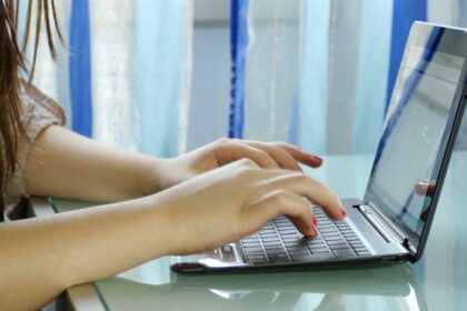 Pastaruoju metu policiją vienas po kito pasiekia pranešimai apie internete siaučiančius sukčius.