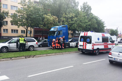 Vieną judriausių Panevėžyje, arterinę Nemuno gatvę, pirmadienio rytą paralyžiavo avarija.