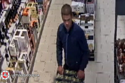 2019-06-28 Panevėžyje, J. Basanavičiaus g., iš parduotuvės nenustatytas asmuo pavogė tris sumuštinius, plaukų tiesinimo žnyples, du alaus butelius, šešis viskio butelius, vieną burbono butelį.