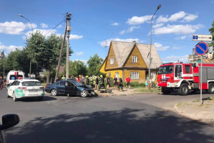 Pavojingoje Vilties gatvės ir Liepų alėjos sankryžoje pirmadienio pavakare kaktomuša susidūrus dviem automobiliams, sunkiai sužalota vieno jų vairuotoja.