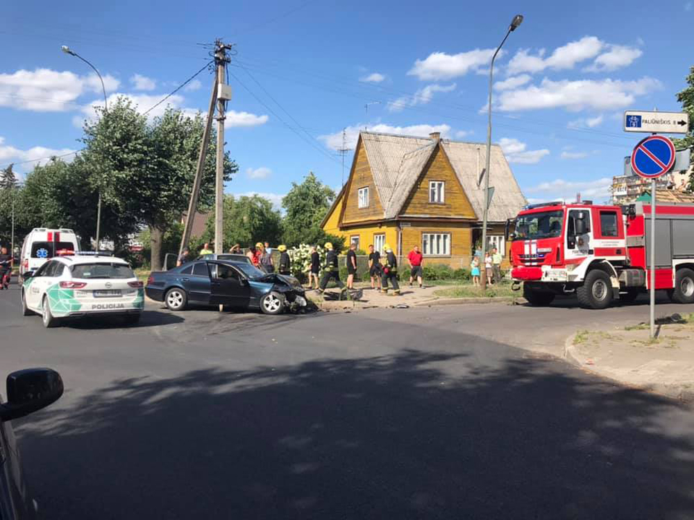Pavojingoje Vilties gatvės ir Liepų alėjos sankryžoje pirmadienio pavakare kaktomuša susidūrus dviem automobiliams, sunkiai sužalota vieno jų vairuotoja.