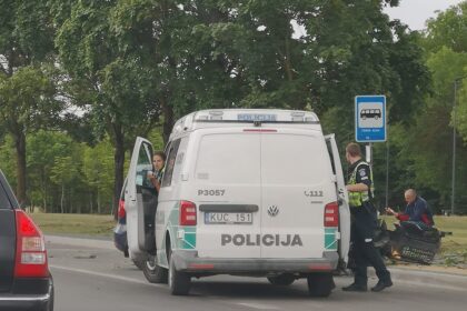 Panevėžyje, Nemuno gatvėje, automobilio nesuvaldęs kaunietis nulaužė pakelės medį ir pats susižalojo.