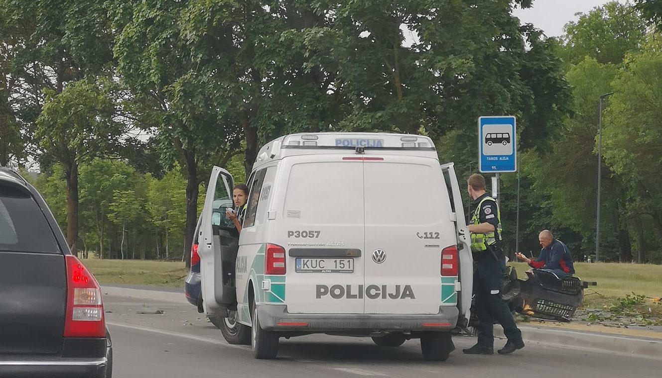Panevėžyje, Nemuno gatvėje, automobilio nesuvaldęs kaunietis nulaužė pakelės medį ir pats susižalojo.