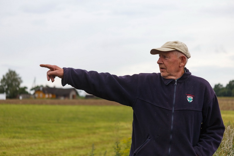Baibokų gyventojas Algimantas Danilevičius rodo, kur kadaise būdavo medžiojami stumbrai. M. GARUCKO nuotr. 