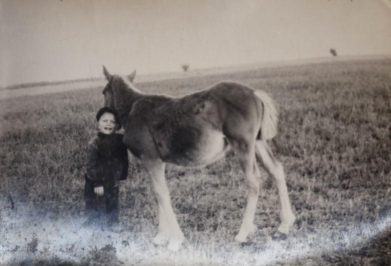 Ši vaikystės nuotrauka, jau Baibokėlių laukuose su lietuvišku žirgeliu Juozui Klioriui labai brangi. M. GARUCKO nuotr.
