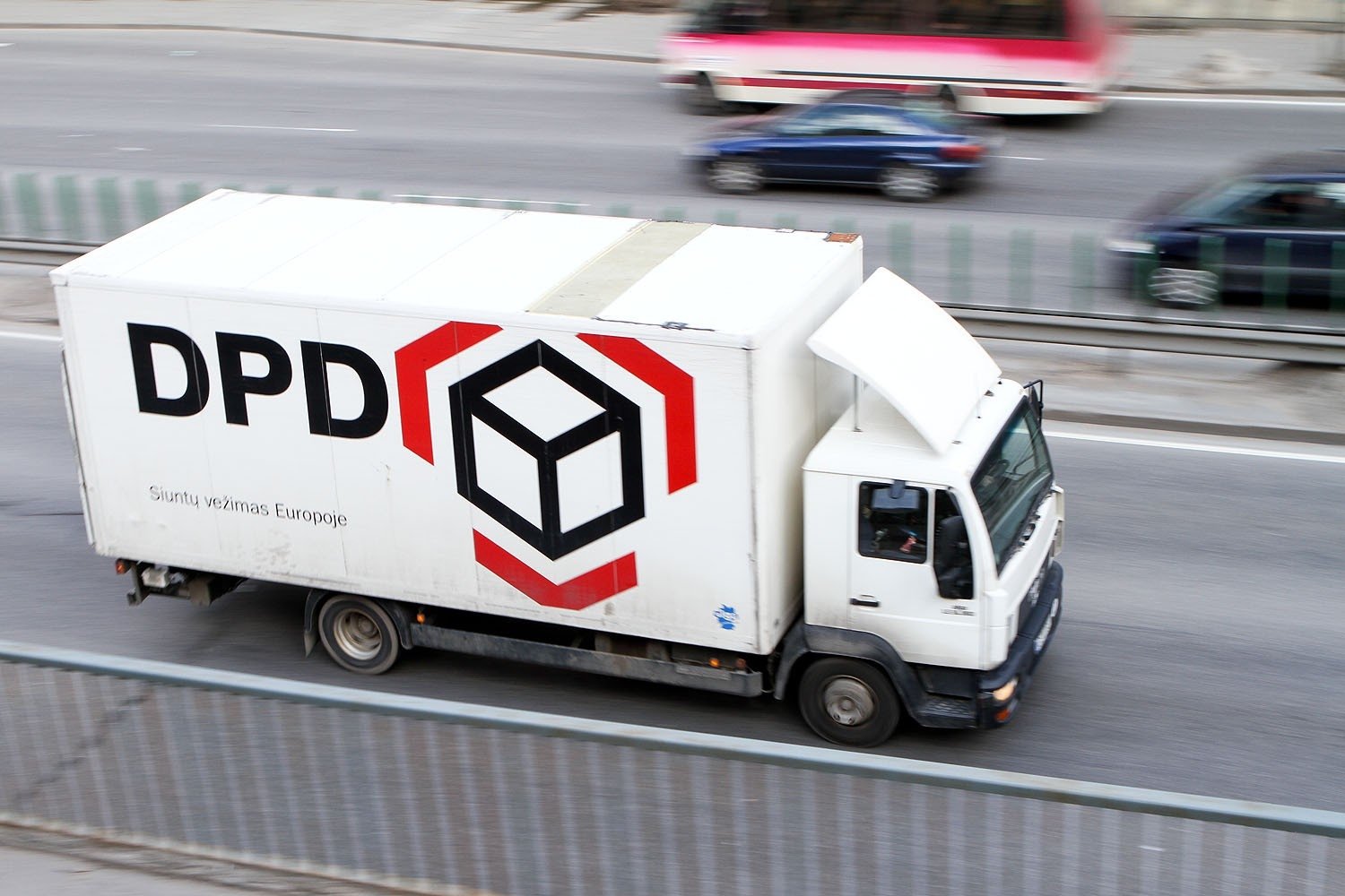 Panevėžiečių šeima, iš Lenkijos užsisakiusi brangių, per 1 000 eurų kainavusių, pirkinių, pateko kone į detektyvinę istoriją. Prekes atvežęs, bet jų neatidavęs ir pirkėjams iš panosės nuvažiavęs kurjeris, siuntėjų klausimai, kodėl panevėžiečiai patys atsisakė pirkinių, galiausiai žinia, kad mistiškai dingusią siuntą neva jie atsiėmę, sutuoktinius gerokai suglumino ir papiktino.