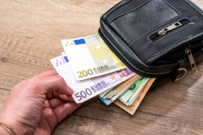 Augantis minimalus mėnesio atlyginimas (MMA) mažais žingsneliais iš darbo rinkos išstumia kukliausiai atlyginamus darbininkus – jų gretos tiek Lietuvoje, tiek ir Panevėžyje mažėja. Tik verslininkai nepuola guosti, kad gyvenimas šalyje ėmė gerėti – jų nuomone, valdžiai pradėjo patikti ją puošiantis žaidimas su kodu „MMA“, bet po juo esą slepiasi tas pats skurdas, ilgalaikiai bedarbiai ir besaikės pašalpų dalybos.