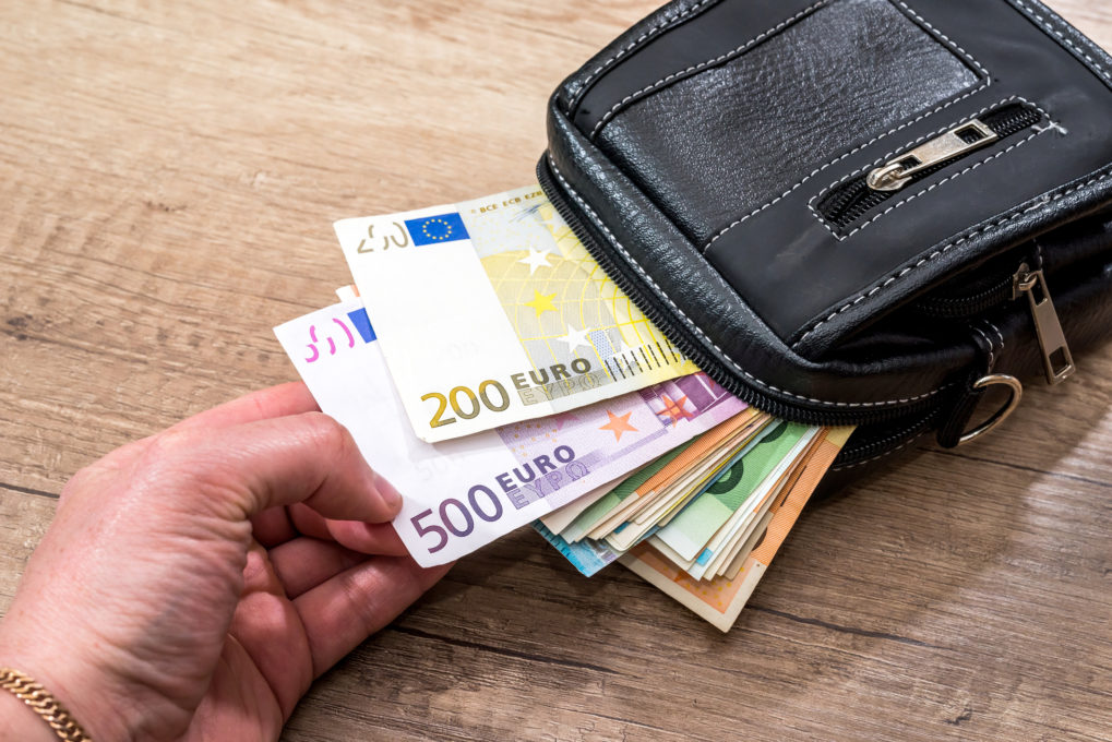 Augantis minimalus mėnesio atlyginimas (MMA) mažais žingsneliais iš darbo rinkos išstumia kukliausiai atlyginamus darbininkus – jų gretos tiek Lietuvoje, tiek ir Panevėžyje mažėja. Tik verslininkai nepuola guosti, kad gyvenimas šalyje ėmė gerėti – jų nuomone, valdžiai pradėjo patikti ją puošiantis žaidimas su kodu „MMA“, bet po juo esą slepiasi tas pats skurdas, ilgalaikiai bedarbiai ir besaikės pašalpų dalybos.