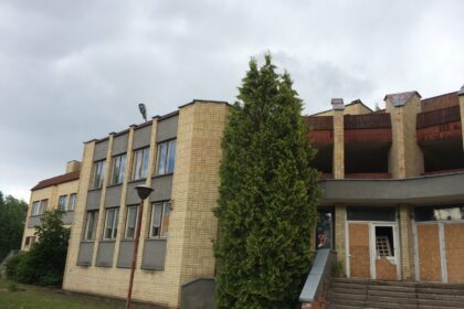 Panevėžio miesto savivaldybė pasirašė sutartį su apleisto Elektronikos g. 6 pastato dalį elektroniniame aukcione įsigijusia įmone. Ji nusipirko apie 4500 kv, m pastato dalį iš 5450 kv. m. Likusioje dalyje šiuo metu įsikūręs Priklausomybių ligų centras.