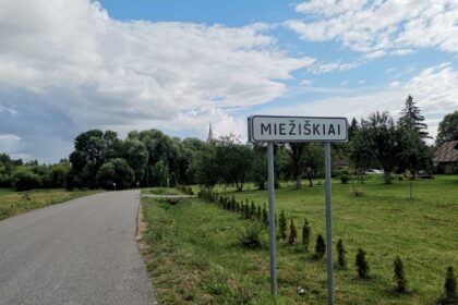 Iš atranką Valstybės tarnybos departamente perėjusių dviejų kandidatų į Miežiškių seniūnus Panevėžio rajono savivaldybės administracijos direktorius Eugenijus Lunskis paskyrė surinkusįjį mažiau balų. E. Lunskis tvirtina, kad tokiam sprendimui neturėjo įtakos, jog rajono Savivaldybėje darbuojasi būsimojo seniūno artimieji – žmona ir dėdė.