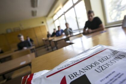 Lietuvos jaunimas anglų kalbą moka geriau nei gimtąją – lietuvių. Tokią išvadą perša pastarųjų kelerių metų valstybinių brandos egzaminų rezultatai. Abiturientai ironizuoja, kad jei angliškai susikalba geriau nei lietuviškai, gal išties verčiau emigruoti, o pedagogai kone vienbalsiai ydinga vadina lietuvių kalbos ir literatūros egzamino vertinimo metodiką.