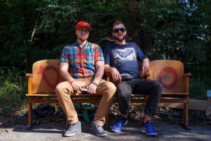 „Galima uždirbtus pinigus išleisti pramogaujant kur nors Ibizoj, bet galima ir ten, kur jautiesi dar geriau, pavyzdžiui, Panevėžyje“, – sako Jungtinėje Karalystėje gyvenantis Justas Rutkauskas, gimtosios Aukštaitijos sostinės pramoniniame rajone su bičiuliais organizuojantis jau tradicinį muzikos ir meno festivalį „Iškrovos“.