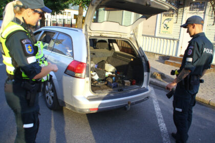 Šeštadienį policija gavo keletą pranešimų, kad 20.05 val. Panevėžyje Ukmergės g. vyras (gim. 1993 m. gyv. Panevėžio r. sav., Vadoklių sen., vairavo motorinę transporto priemonę - lengvąjį automobilį „OPEL VECTRA“, būdamas neblaivus.