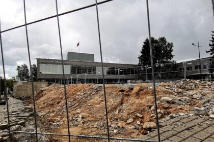 Ekonominis paradoksas: atrištas Europos Sąjungos pinigų maišas skurdina iš jo pasisemti turėjusias savivaldybes. Šios skambina varpais, jog nebeprisišaukia rangovų tvarkyti parkams ir keliams už dar prieš metus kitus apskaičiuotus įkainius. Dėl išaugusių statybų kainų daliai infrastruktūros projektų regionuose netgi gresia likti neįgyvendintiems.